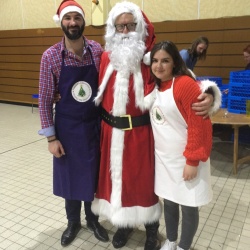 A droite, Mélodie lors de la distribution des repas de Noël à Sens